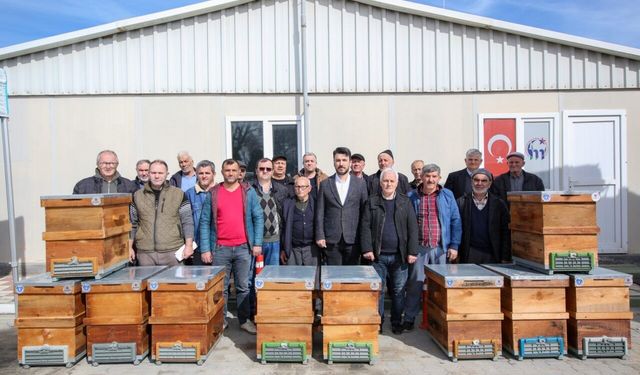 Büyükşehir’den arıcılara kovan desteği