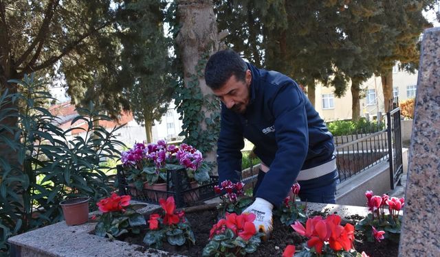 Gemlik’te şehitliklere titiz bakım