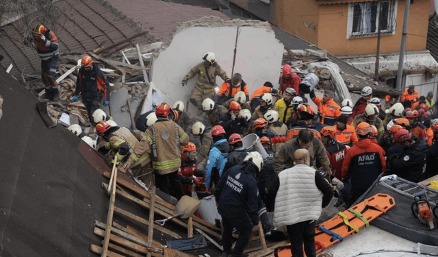 İstanbul'da 2 bina çöktü!