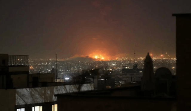 Tahran'da petrol tesisleri vuruldu