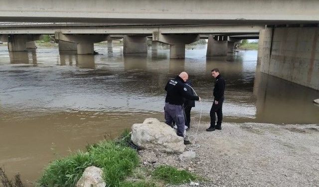 Yükselen dere aracı yuttu!