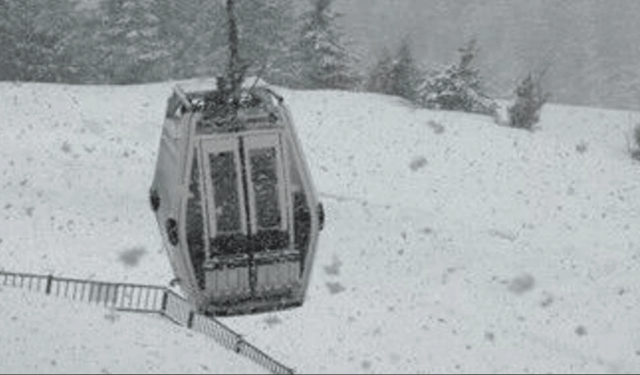 Uludağ'da lapa lapa kar yağdı