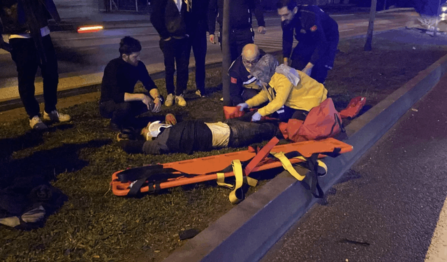 Düşürdüğü telefonu alırken araba çarptı!