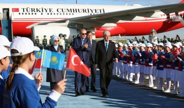 Erdoğan, Kazakistan'da resmi törenle karşılandı