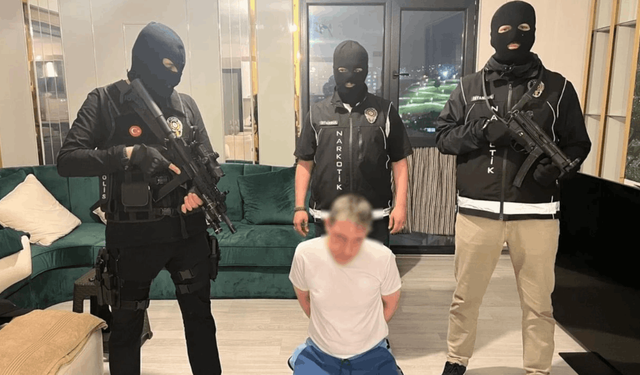 KIRMIZI BÜLTENLİ SUÇLU İSTANBUL'DA YAKALANDI