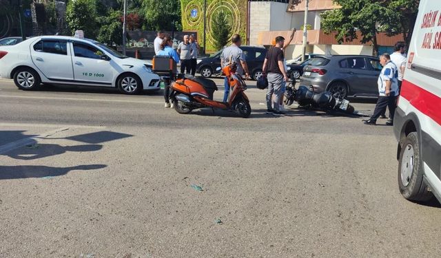 Bursa'da motosiklet ambulansa çarptı!