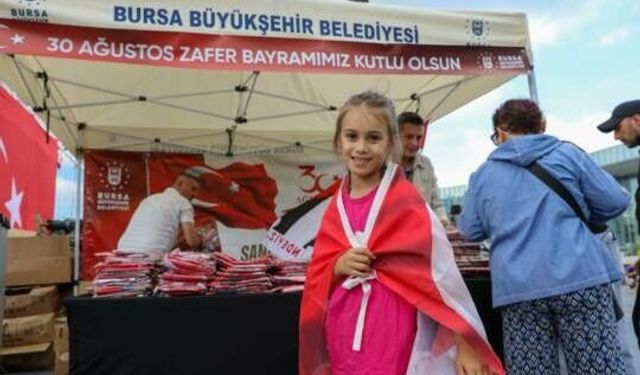 BURSALILARA BÜYÜKŞEHİR’DEN BİNLERCE TÜRK BAYRAĞI