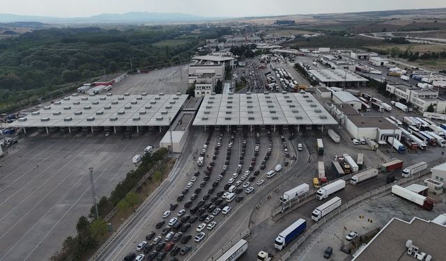 KAPIKULE’DE KİLOMETRELERCE KUYRUK