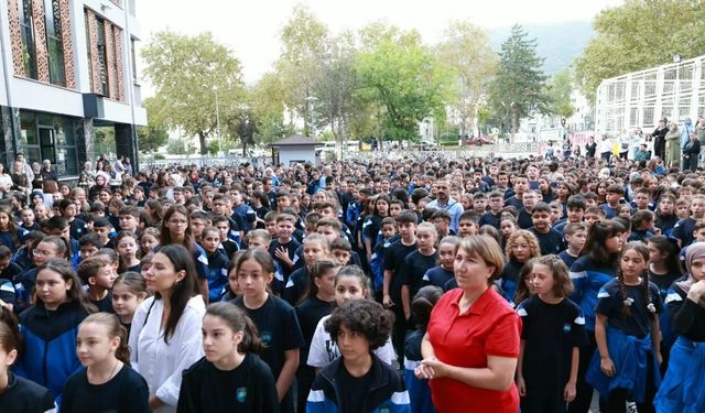 BAŞKAN AYDIN ÖĞRENCİLERİN İLK GÜN HEYECANINI PAYLAŞTI