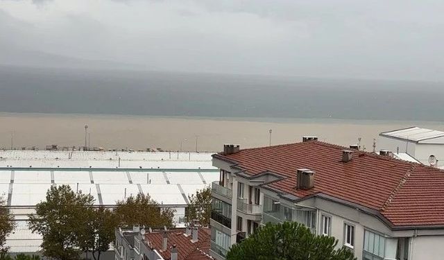 BURSA'DA DENİZİN RENGİ KAHVERENGİYE DÖNDÜ