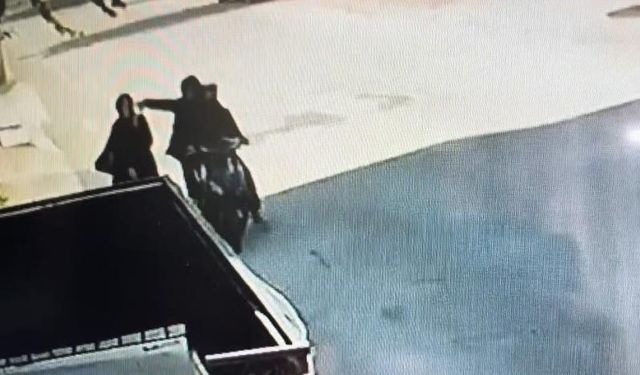 ÇALINTI MOTOSİKLETLE KAPKAÇ YAPTILAR!