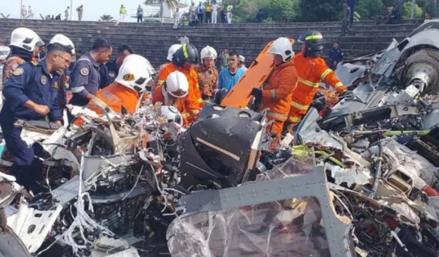 Malezya'da donanma helikopterleri çarpıştı! En az 10 ölü