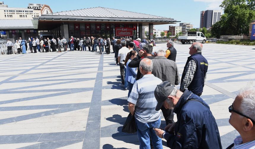 Bursa’nın yeni meydanında ücretsiz dağıtıldı