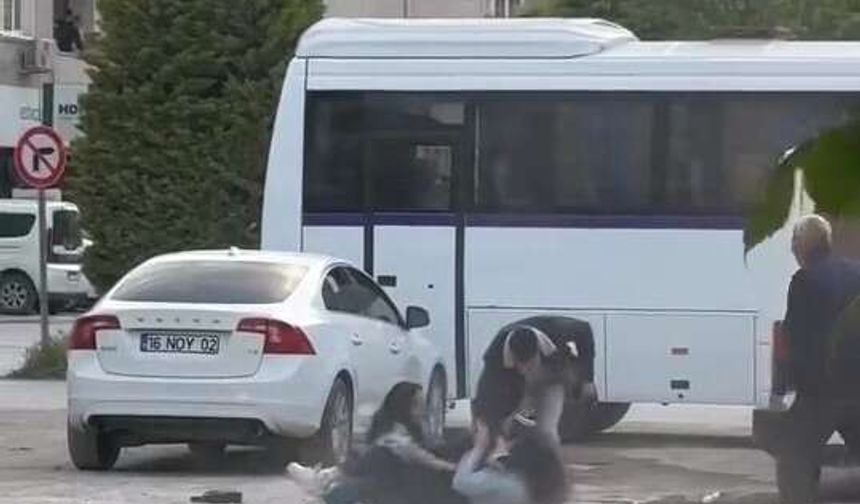 Bursa’da genç kızlar birbirine girdi!