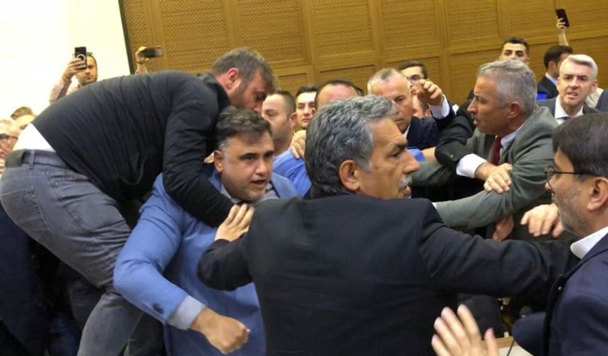 Büyükşehir Meclisi karıştı