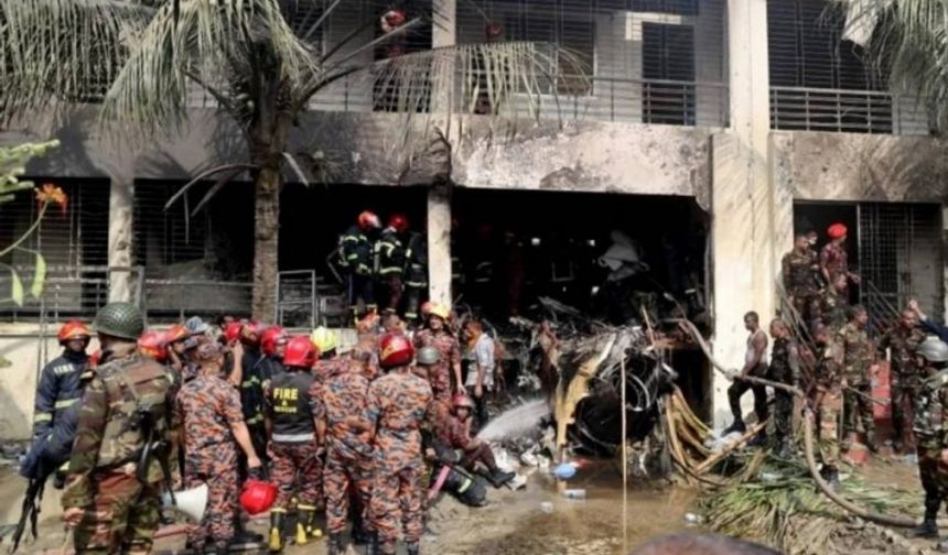 Bangladeş'te askeri jet okula düştü!