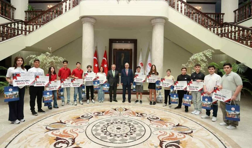 Bursa Valiliği LGS şampiyonlarını ödüllendirdi