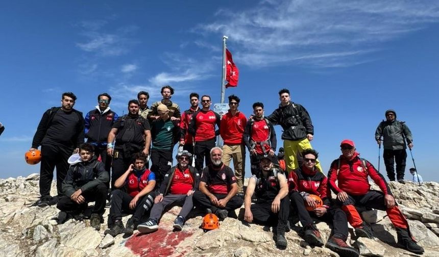 Bursalı dağcılar 'Zafer'i zirvede kutladı