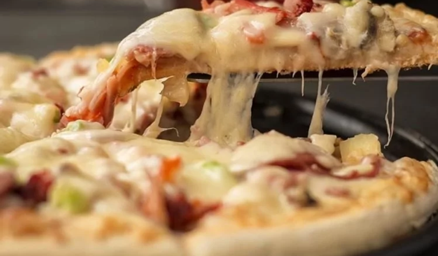 Yediği pizza canından etti!