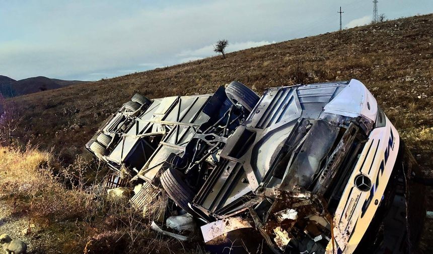 Yolcu otobüsü devrildi: 2 ölü, 21 yaralı!