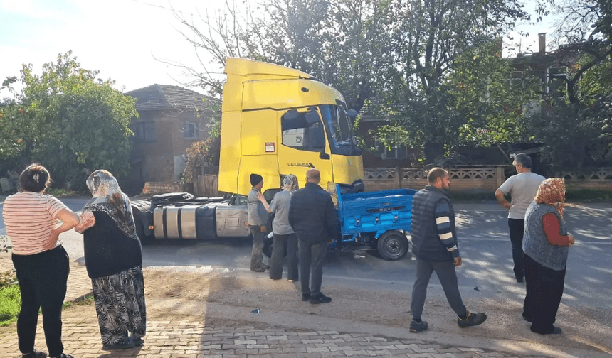 TIR, elektrikli bisiklete çarptı!