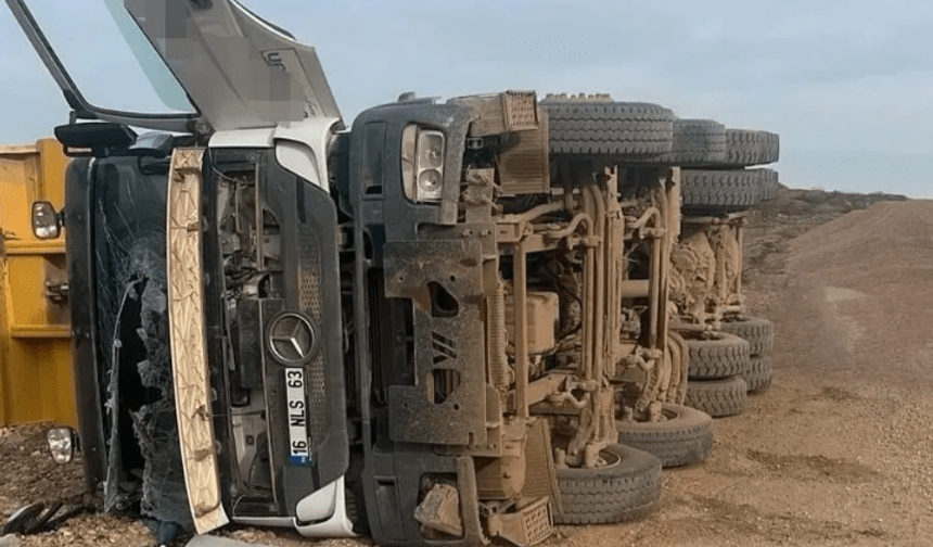 Yük boşaltan kamyon devrildi!