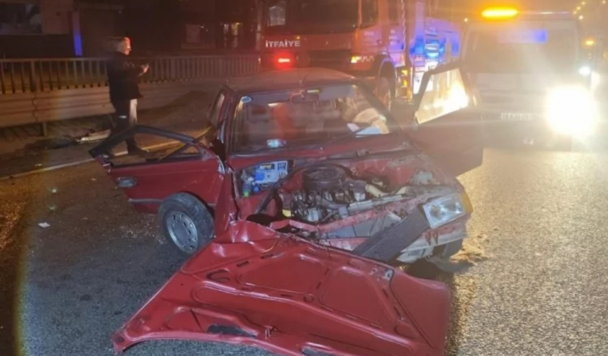 Bursa'da otomobil bariyerlere çarptı