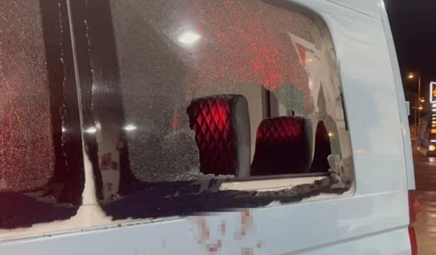 Alkolmetreye üflememek için kafasıyla cam kırdı!