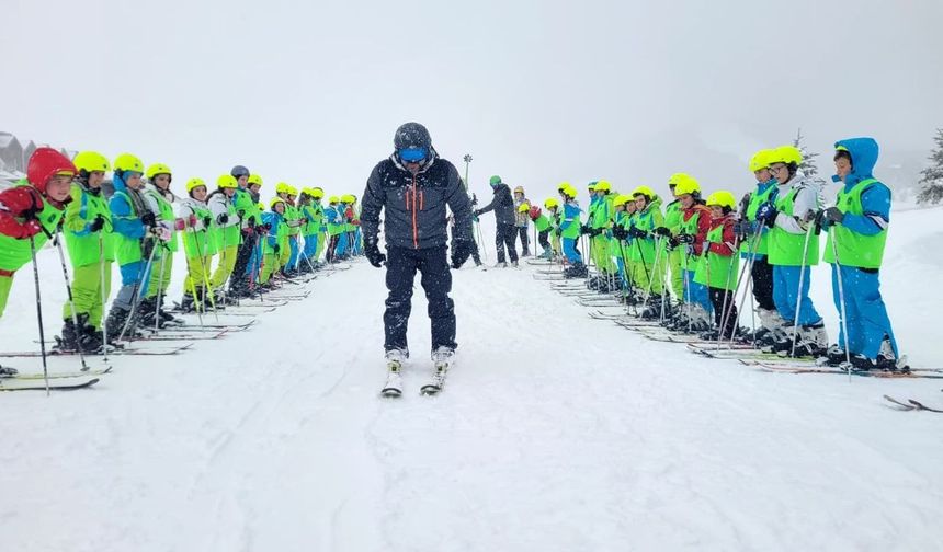 Büyükşehir'le öğrencilerin kayak keyfi