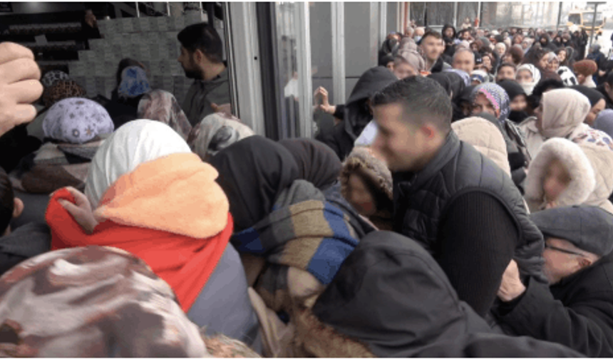 Dondurucu soğukta indirim izdihamı