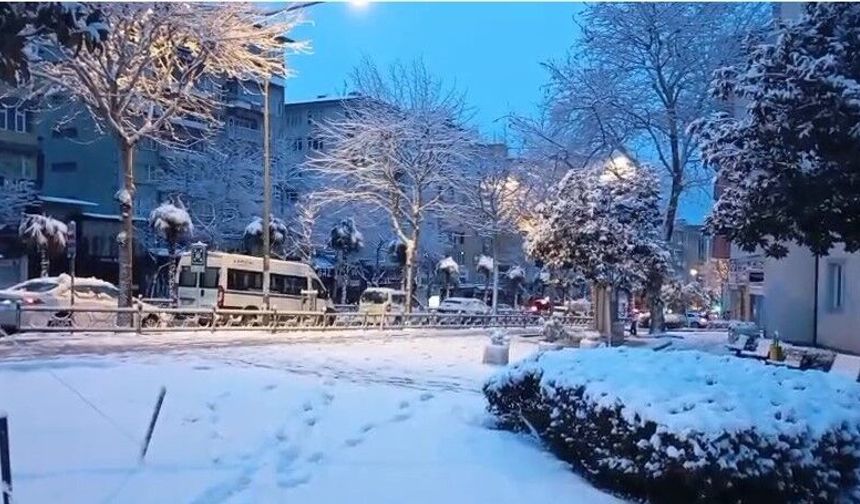 Bursa güne beyaz örtüyle uyandı