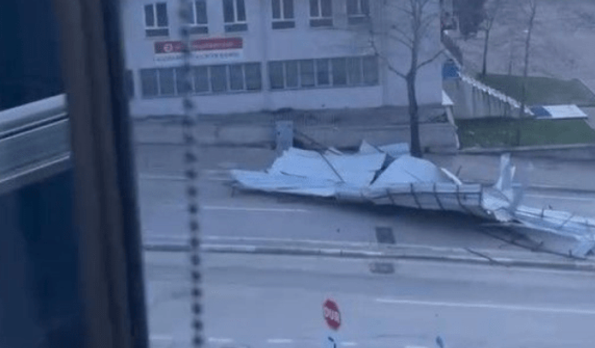 Şiddetli rüzgar cami çatısını uçurdu