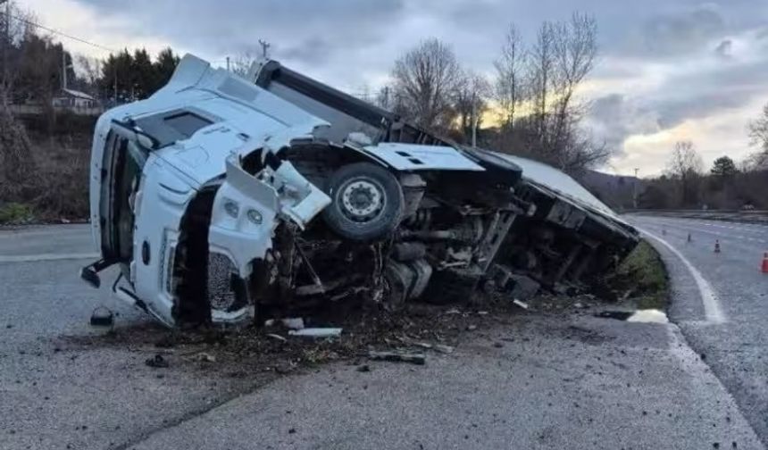 Bursa’da TIR kanala devrildi