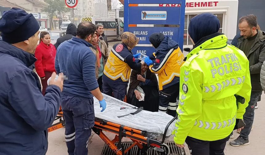 PTT minibüsü yaşlı kadına çarptı