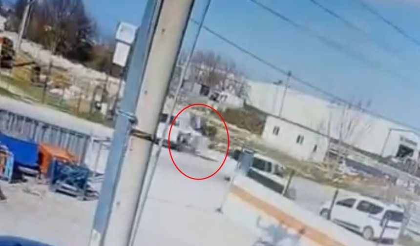 Feci kazada motosiklet savruldu