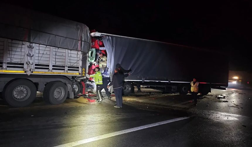 Bursa'da iki TIR birbirine girdi!