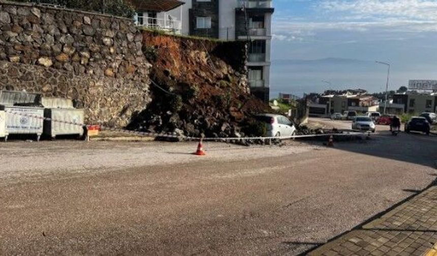 Otomobil çöken duvarın altında kaldı