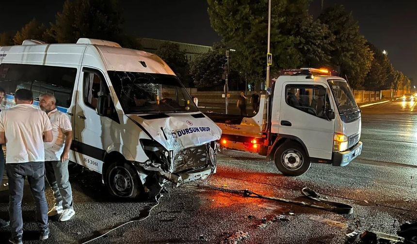 BURSA'DA SERVİS ARACI REFÜJE ÇIKTI! 1 YARALI