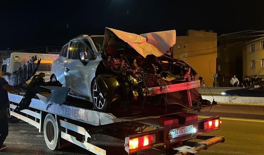 OTOMOBİL, SERVİS OTOBÜSÜNE ÇARPTI!