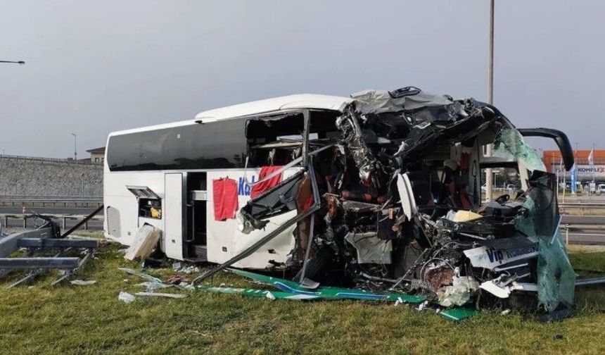 YOLCU OTOBÜSÜNDE FECİ KAZA!