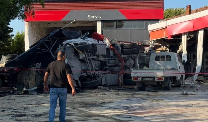 AKARYAKIT İSTASYONUNA DALAN TIR CAN ALDI!