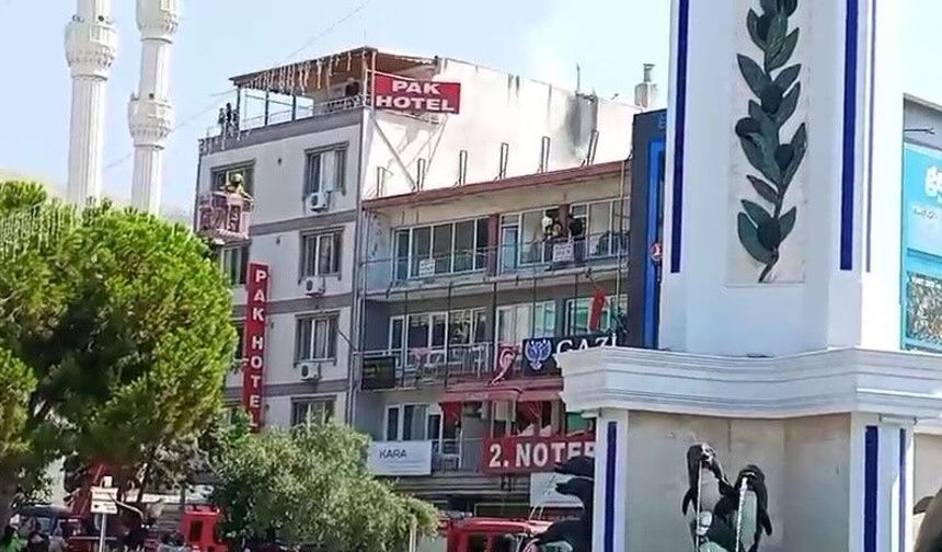 GEMLİK'DE PASAJIN ÇATISINDA YANGIN PANİĞİ