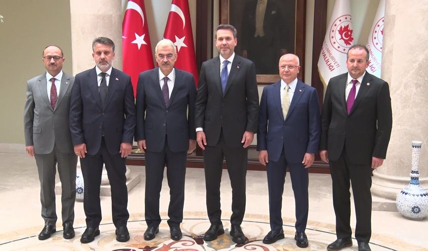 BURSA’DA BAKAN BAYRAKTAR’DAN VALİLİK ZİYARETİ