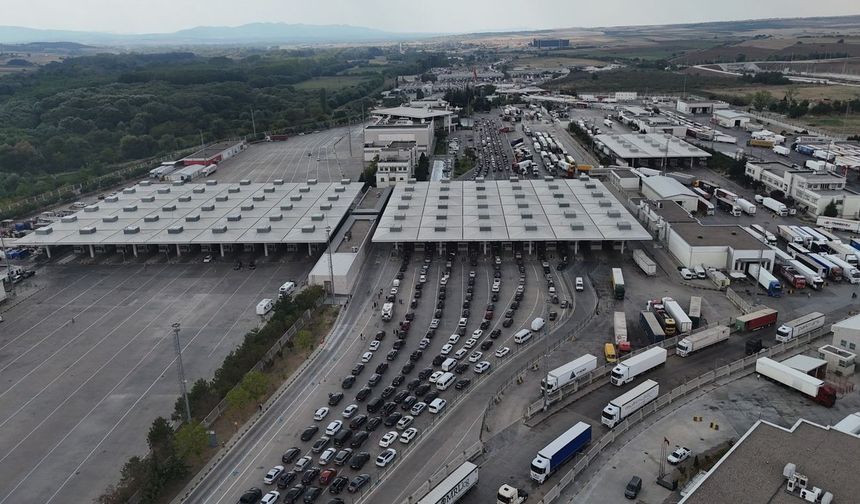 KAPIKULE’DE KİLOMETRELERCE KUYRUK