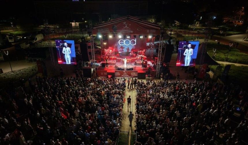 BURSA'DA ZAFER BAYRAMI COŞKUSU YAŞANDI