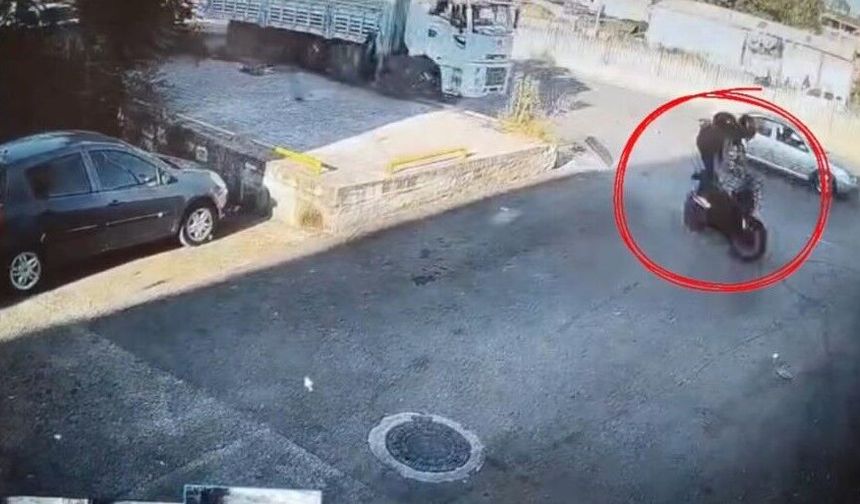 DUVARA ÇARPAN MOTOSİKLETLİ CAN VERDİ!