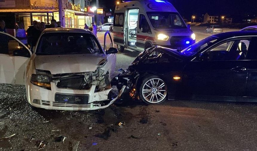 OTOMOBİLLER KAFA KAFAYA ÇARPIŞTI!