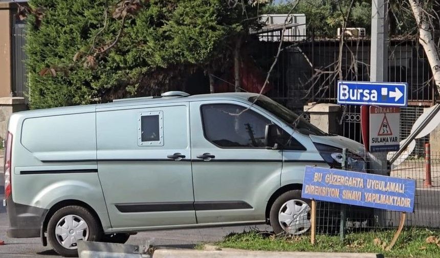 ZIRHLI BANKA ARACI DİREĞE ÇARPTI!