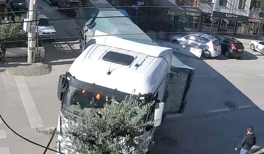 BURSA'DA DÖNÜŞ YAPARKEN SOKAKTA HER ŞEYİ DEVİRDİ!