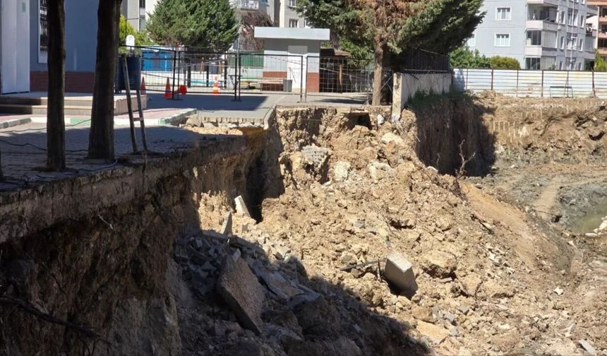 BURSA’DA OKUL BAHÇESİNİN İSTİNAT DUVARI ÇÖKTÜ
